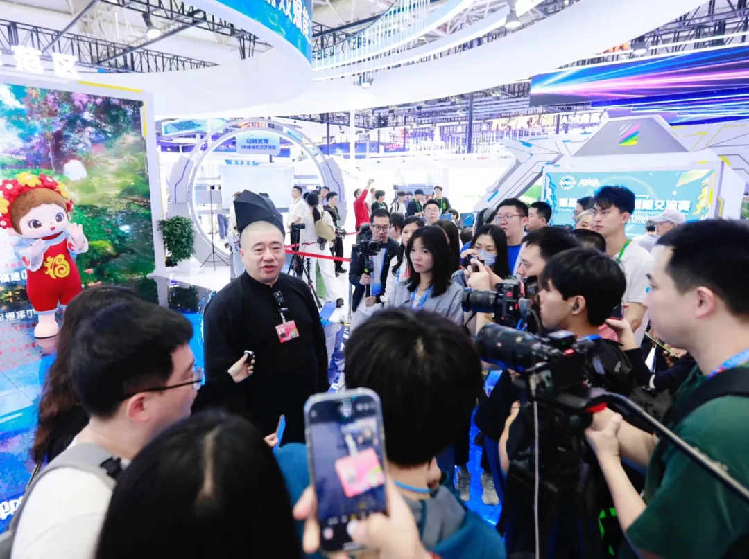 九游娛樂：全息AI旅推官亮相數(shù)峰VR騎馬漫游”武夷——網(wǎng)龍展區(qū)奇幻體驗(yàn)引觀眾“二刷三刷”(圖2)